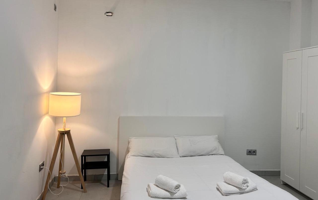 Hostel Ramon Lujan 91 Madrid Exterior photo